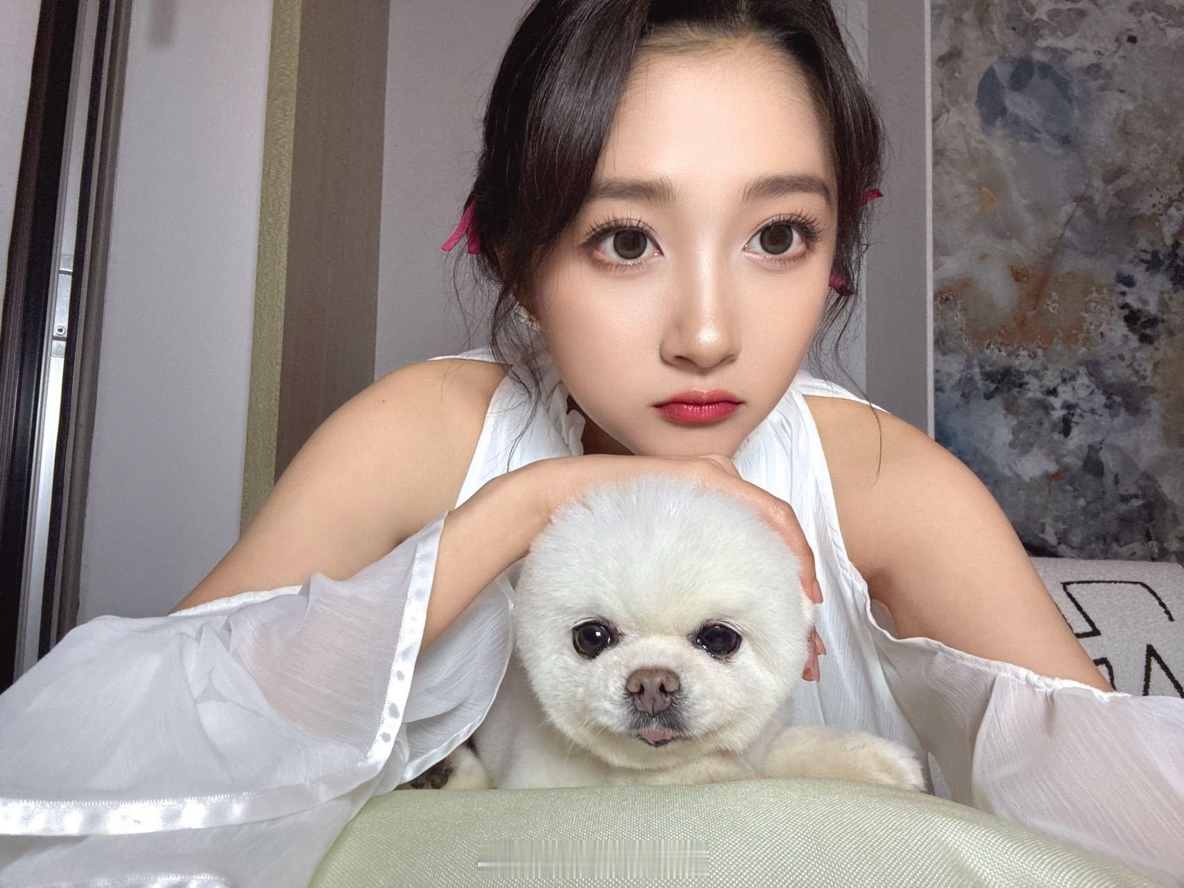 关晓彤 九宫格不够小胖儿来凑  女明星小胖儿返场，悄悄告诉小胖儿麻麻在剧组有抱其