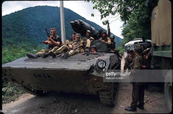 装机炮、机炮吊舱，还能装航空火箭发射器
在争夺阿布哈兹的战斗中，格鲁吉亚人在BM