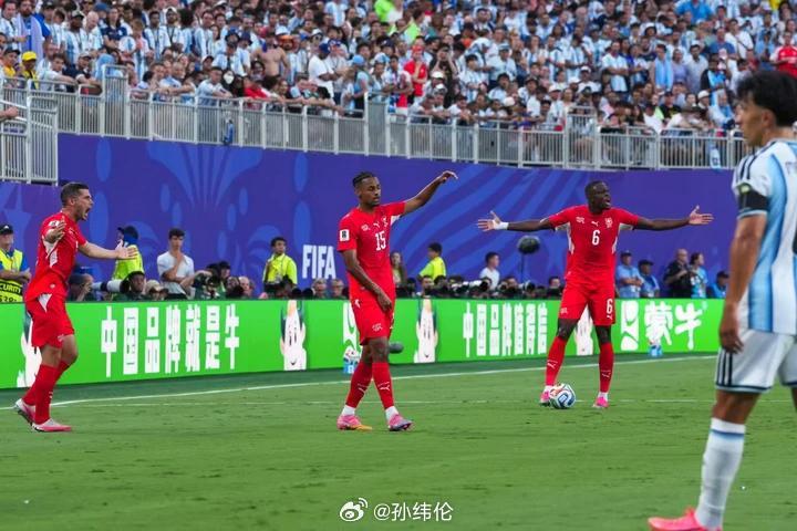 山蒙海誓这对居然还有售后😂今天阿根廷对瑞士，蒙牛和海信又一起出现在场边围挡上了