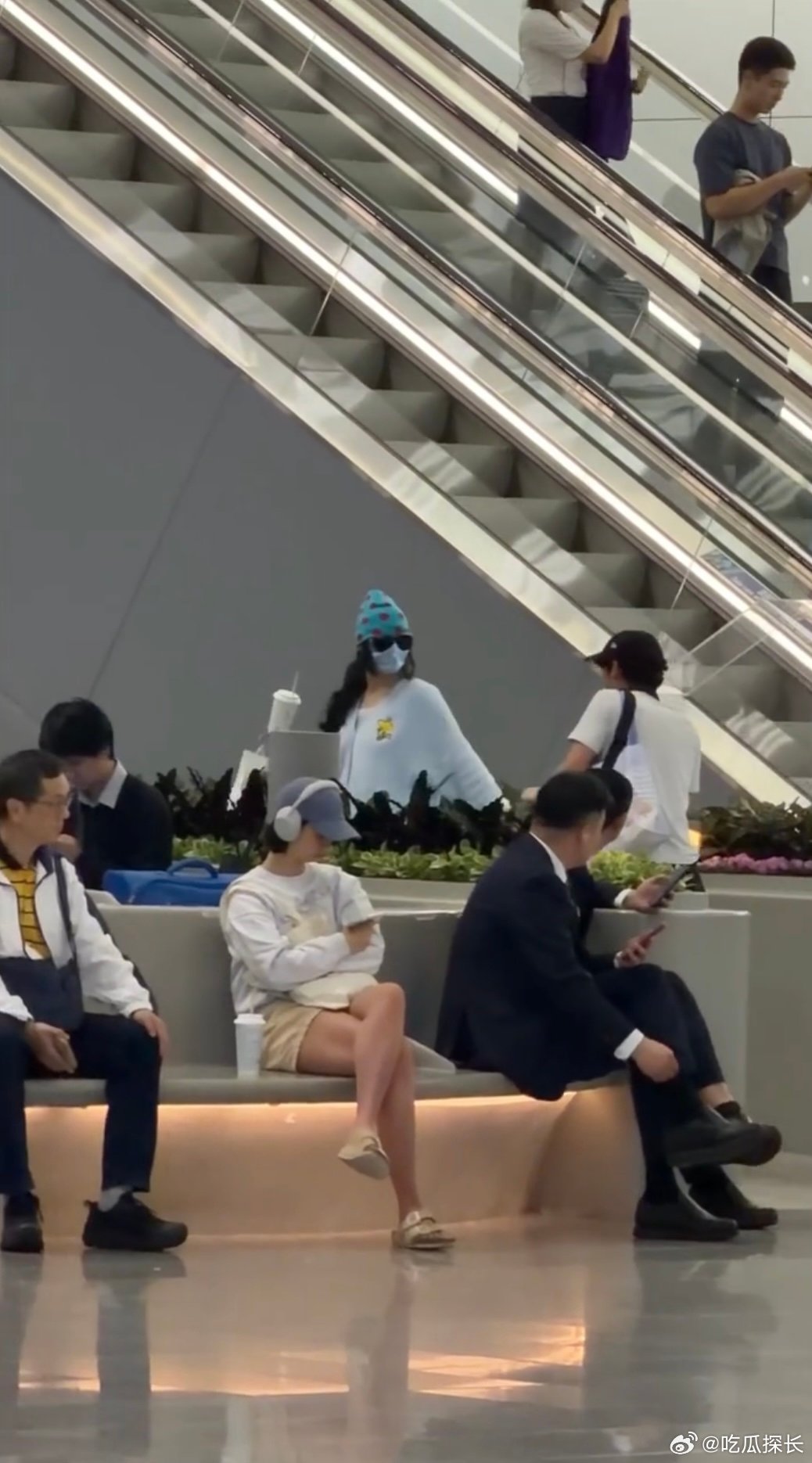 张柏芝母子机场拥抱机场偶遇张柏芝母子俩，Lucas全程都很照顾妈妈，这种小细节真