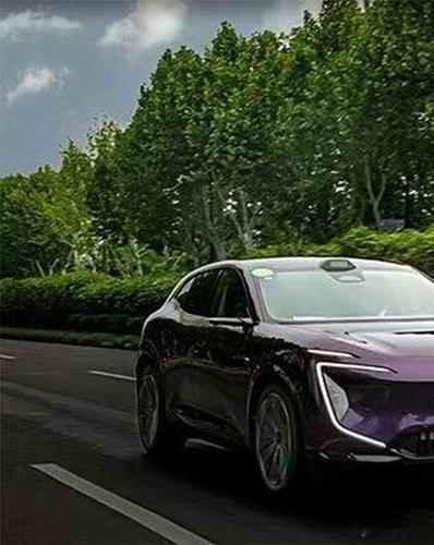 一到春天，人就忍不住想动。窗外花开得热闹，车窗外风也变得软了，这时候开车出门，真