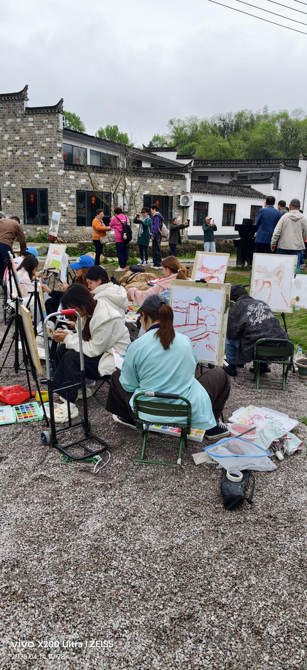 昨天去安徽的泾县查济古村，除了感受到古城的永久魅力和明清古建筑的历史厚重，还有一