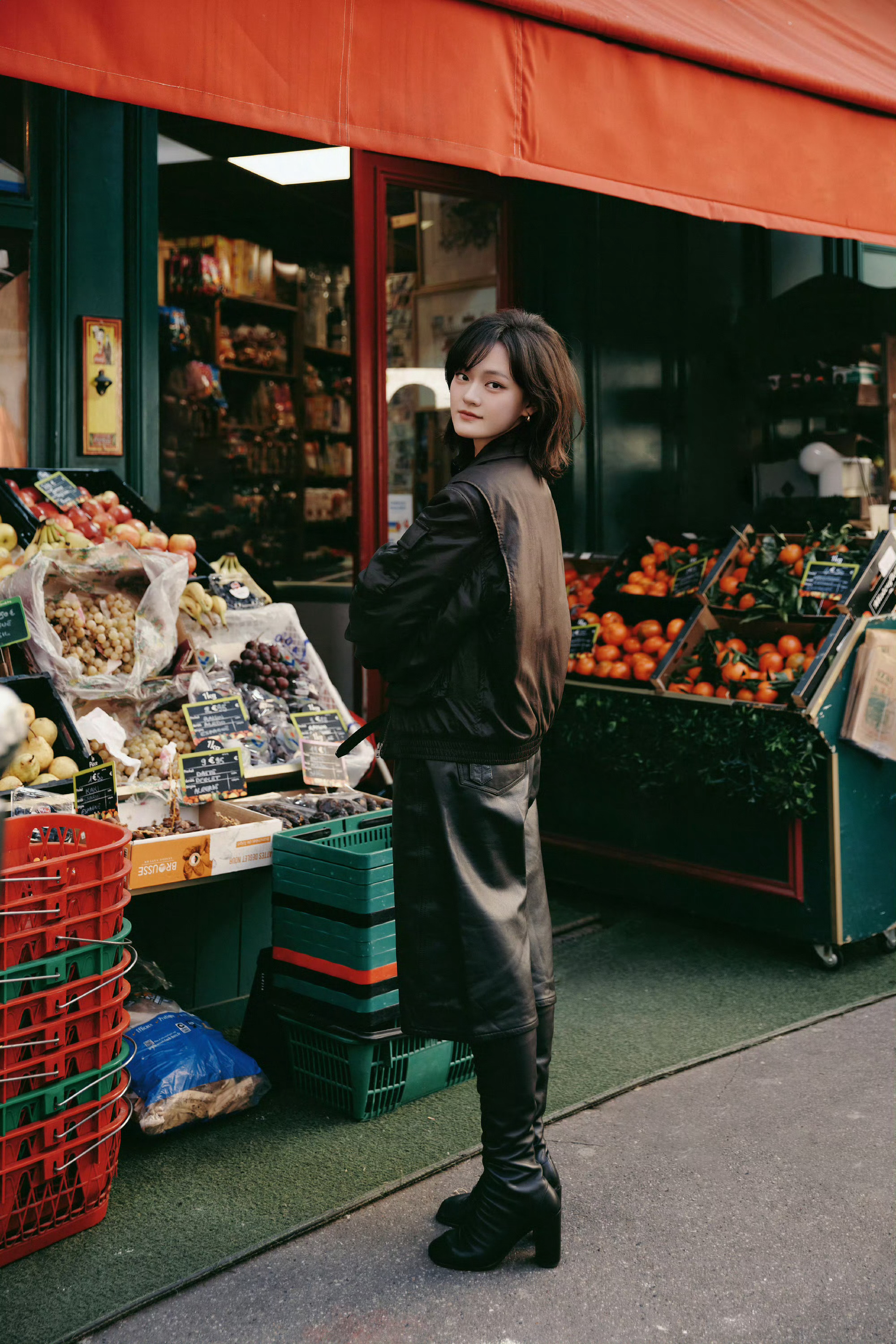 文淇 in Lemaire 🍅📷  巴黎街头随拍，随性灵动的美丽。文淇巴黎时