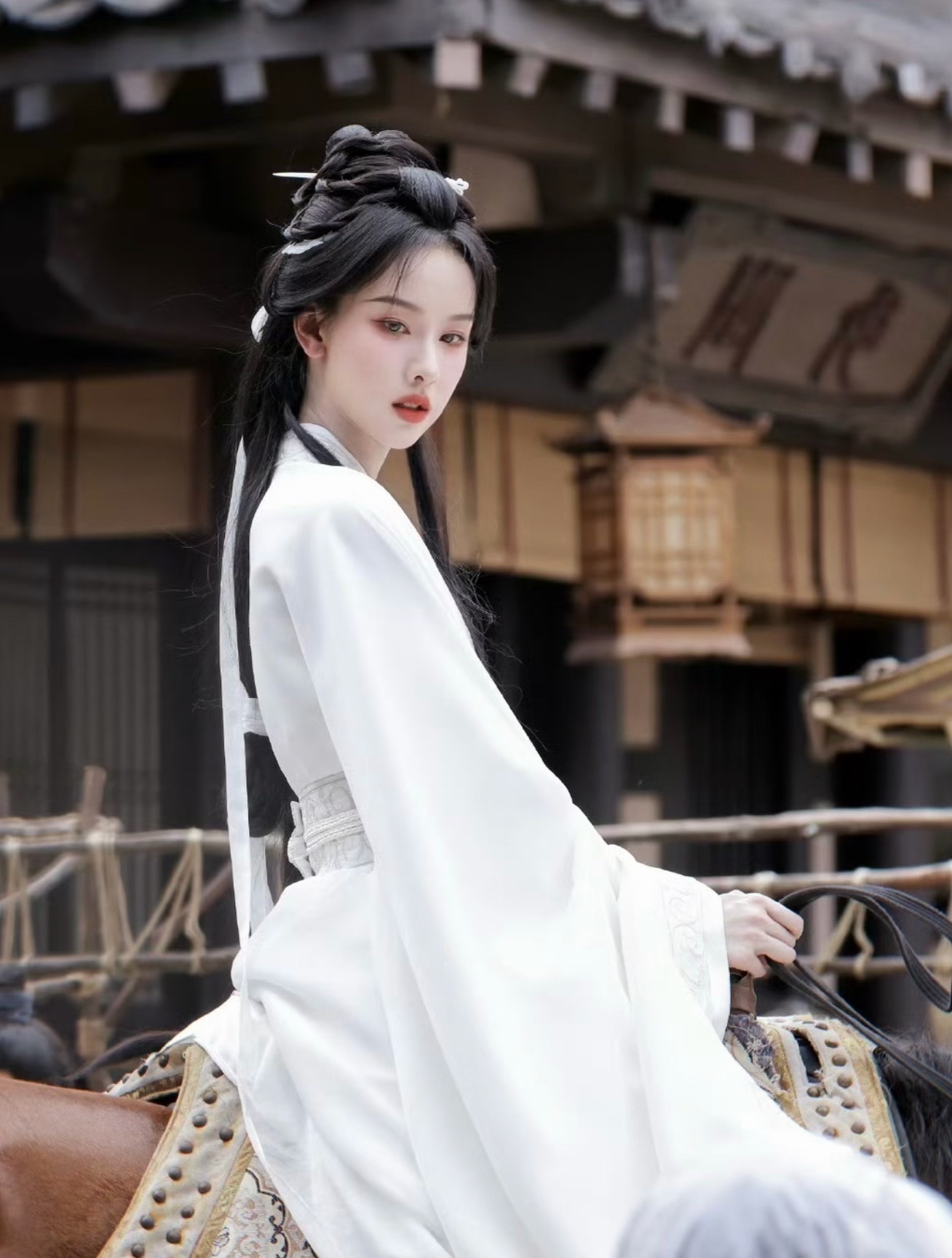 本来以为冰裳雁子已经够美了，今年又被一次次美到，陈都灵就这样不断刷新自己的古装美