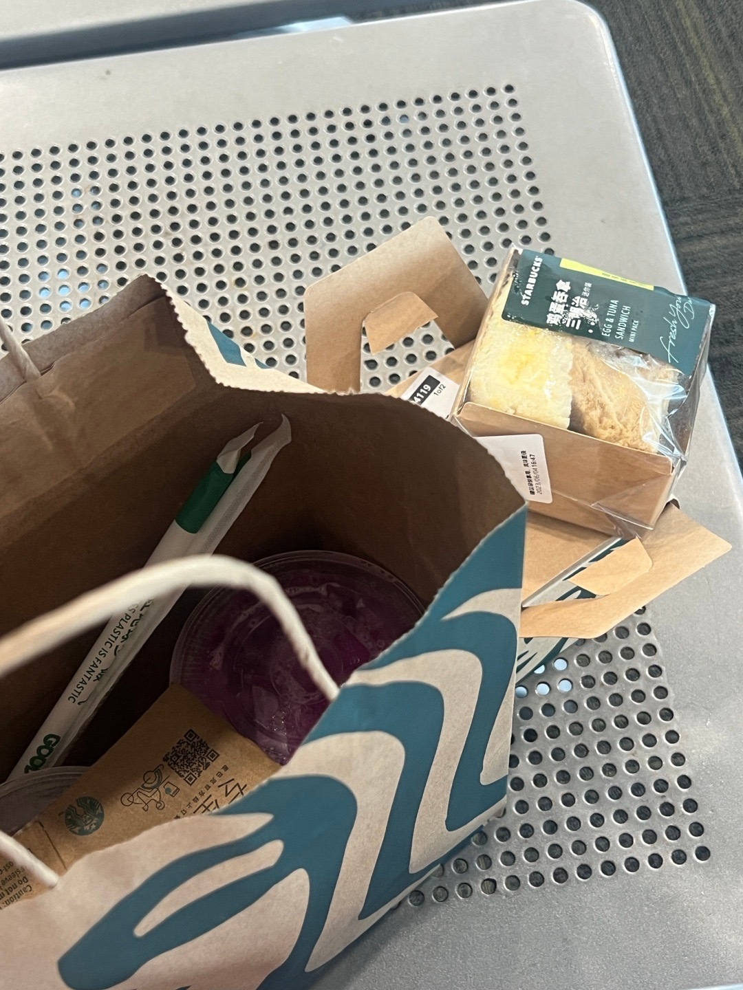刚刚在机场坐着 突然一个警察小哥哥跟我打招呼 把我吓死了我还以为我犯什么事儿了 