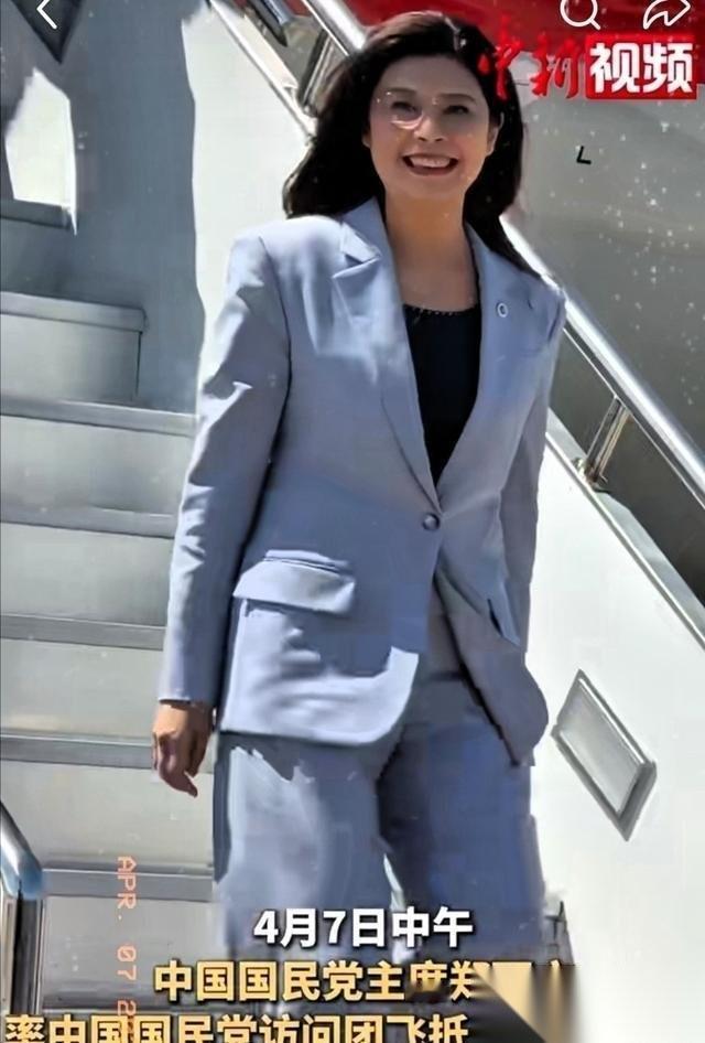 郑丽文这次来，很多网友都在问，为什么没有铺设红地毯迎接？很多人心里直犯嘀咕：当年