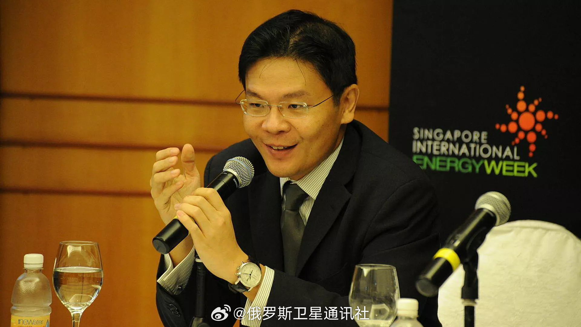 【新加坡总理：美中贸易战将导致世界经济的重置】新加坡总理黄循财周三表示，美国与中