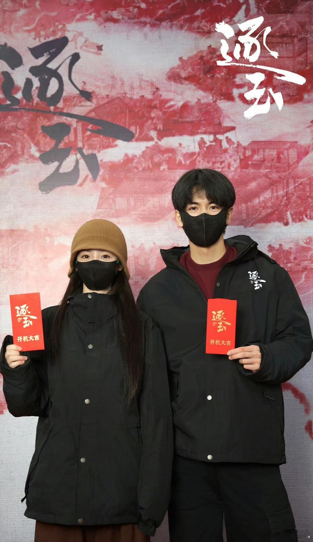 田曦薇张凌赫逐玉出妆！两个人都是干练的高马尾，已经感受到两个人配适度了！期待角色