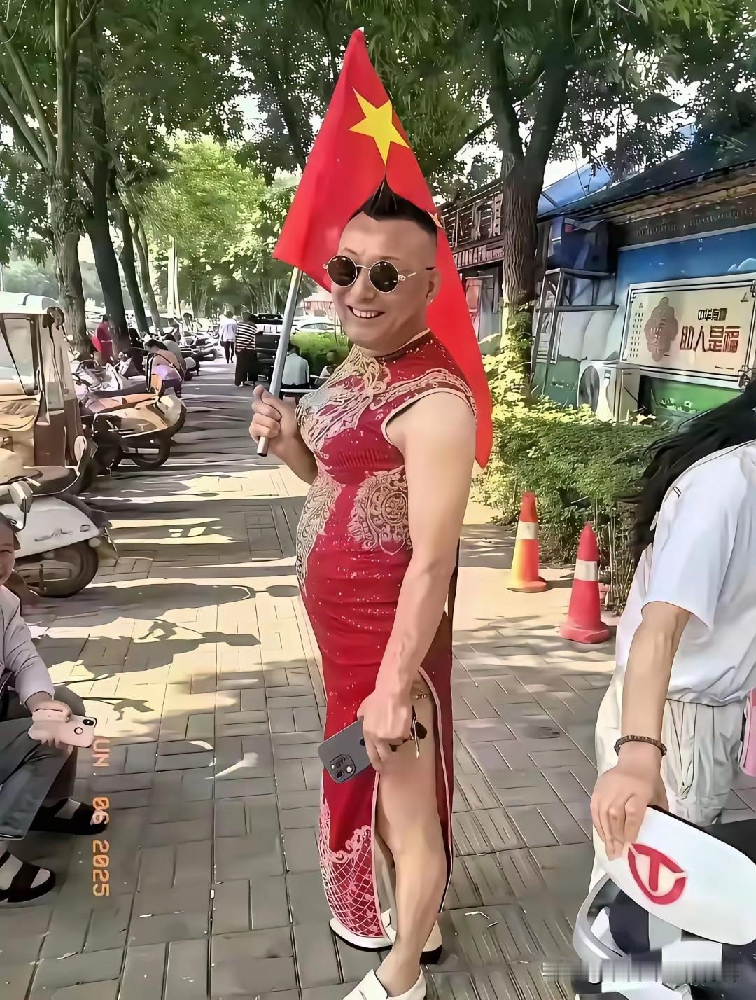 每年高考都会有些显眼包。一举夺魁旗开得胜，都是家长对孩子的期望，实现这个远大理想