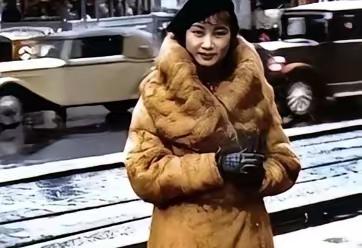 1975年，胡蝶67岁，带着两只樟木箱子到温哥华定居，改名“潘宝娟”，从此过着隐