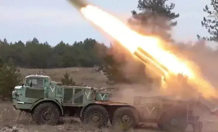 巴赫穆特完了，乌军主力将被全歼！

2月2日，“顿涅茨克人民共和国”领导人顾问加