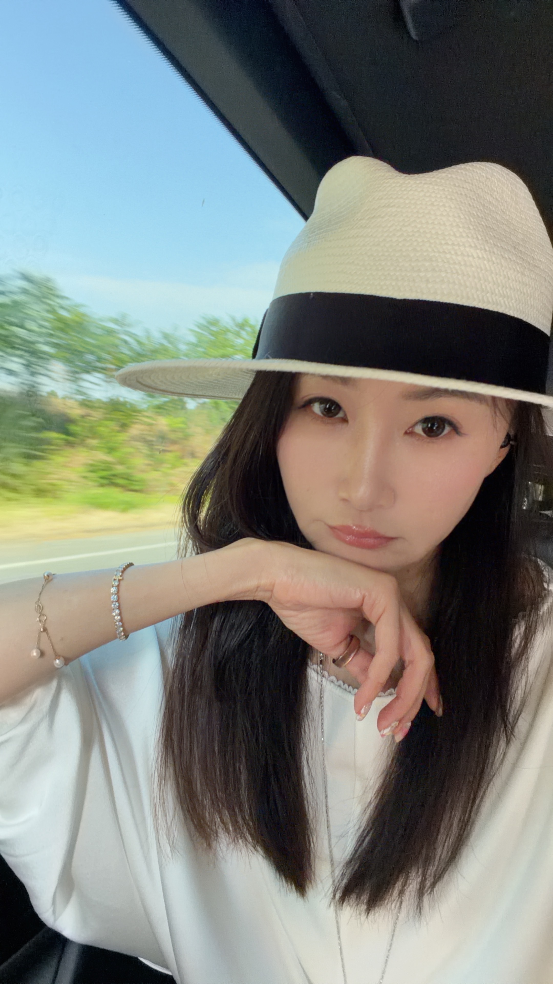 一上车。我们两个把耳机🎧都带好开始！听！情歌！汽水音乐！ 法国