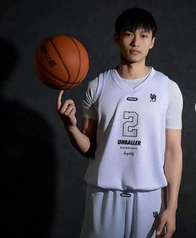 从大山奔向职业赛场！19岁凉山少年骆金州CBA首秀砍下11分