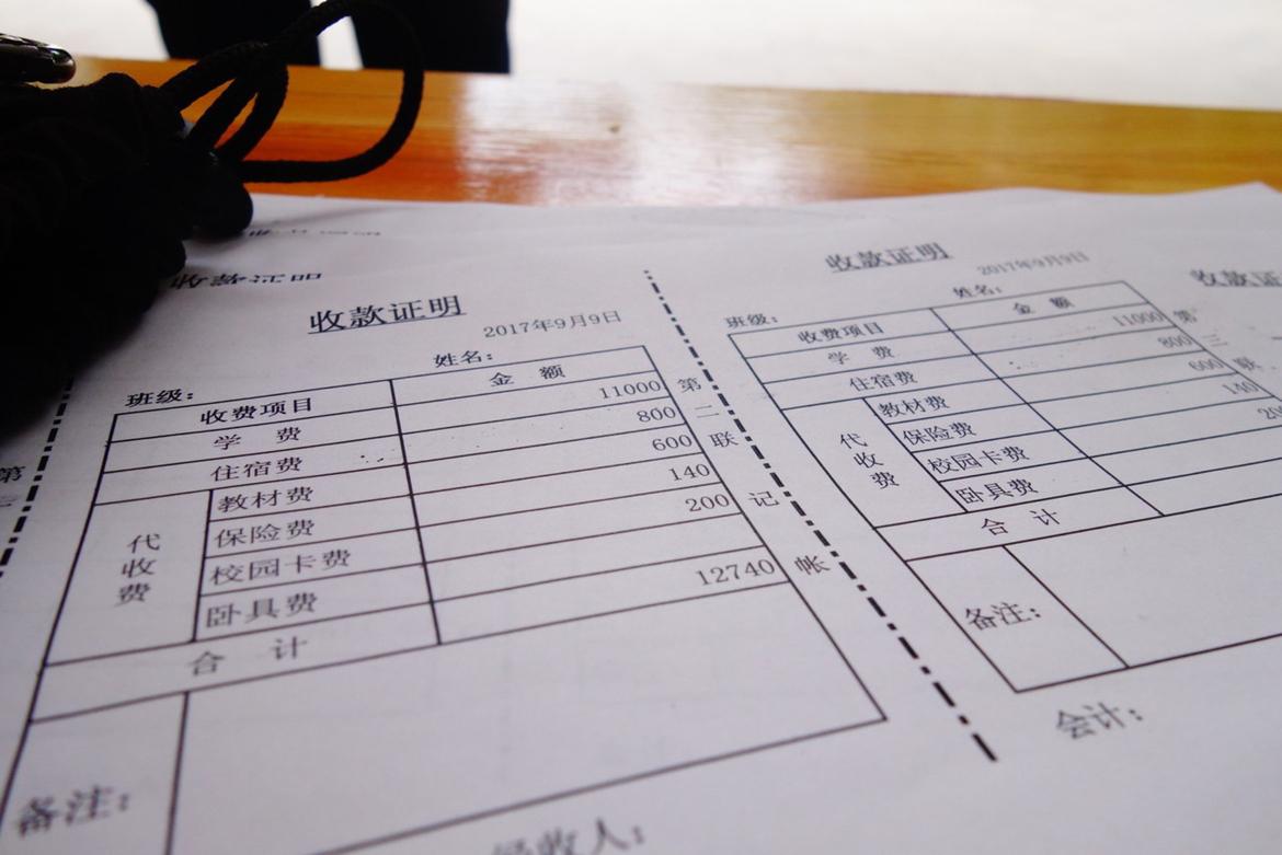 6月5日河南卫辉，两所小学被曝违规收取“试卷费”，每次几十元不等 ，只能用现金支