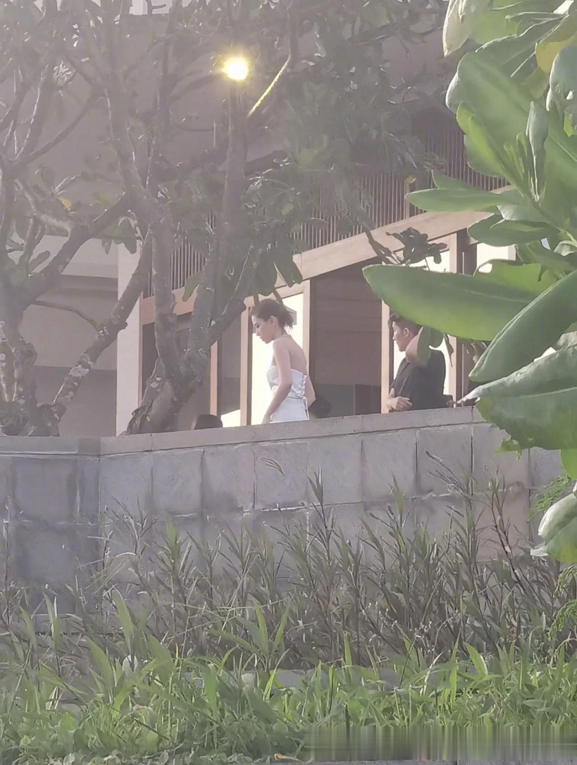 穿婚纱的何超莲好美。

网友巴厘岛偶遇穿婚纱的何超莲，只见她身穿白色抹胸婚纱拍照