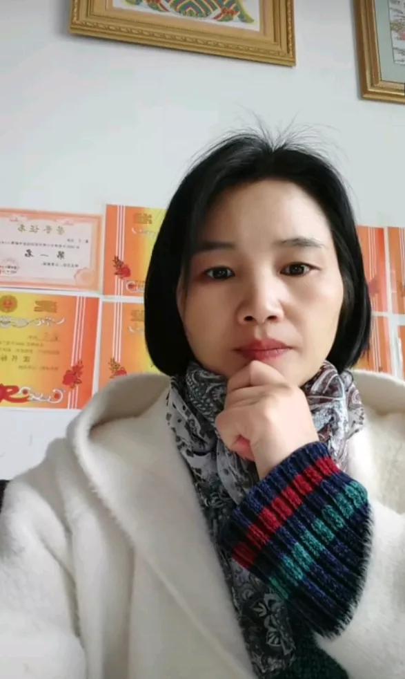 有人总是纠结于他人的背弃与不善之举，让自己陷入痛苦之中。但其实，我们完全可以有更