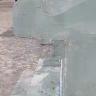 哈尔滨冰雪大世界冰雕滴水！4.2℃破纪录暖冬，客服回应：正常营业，夜间就冻住
 