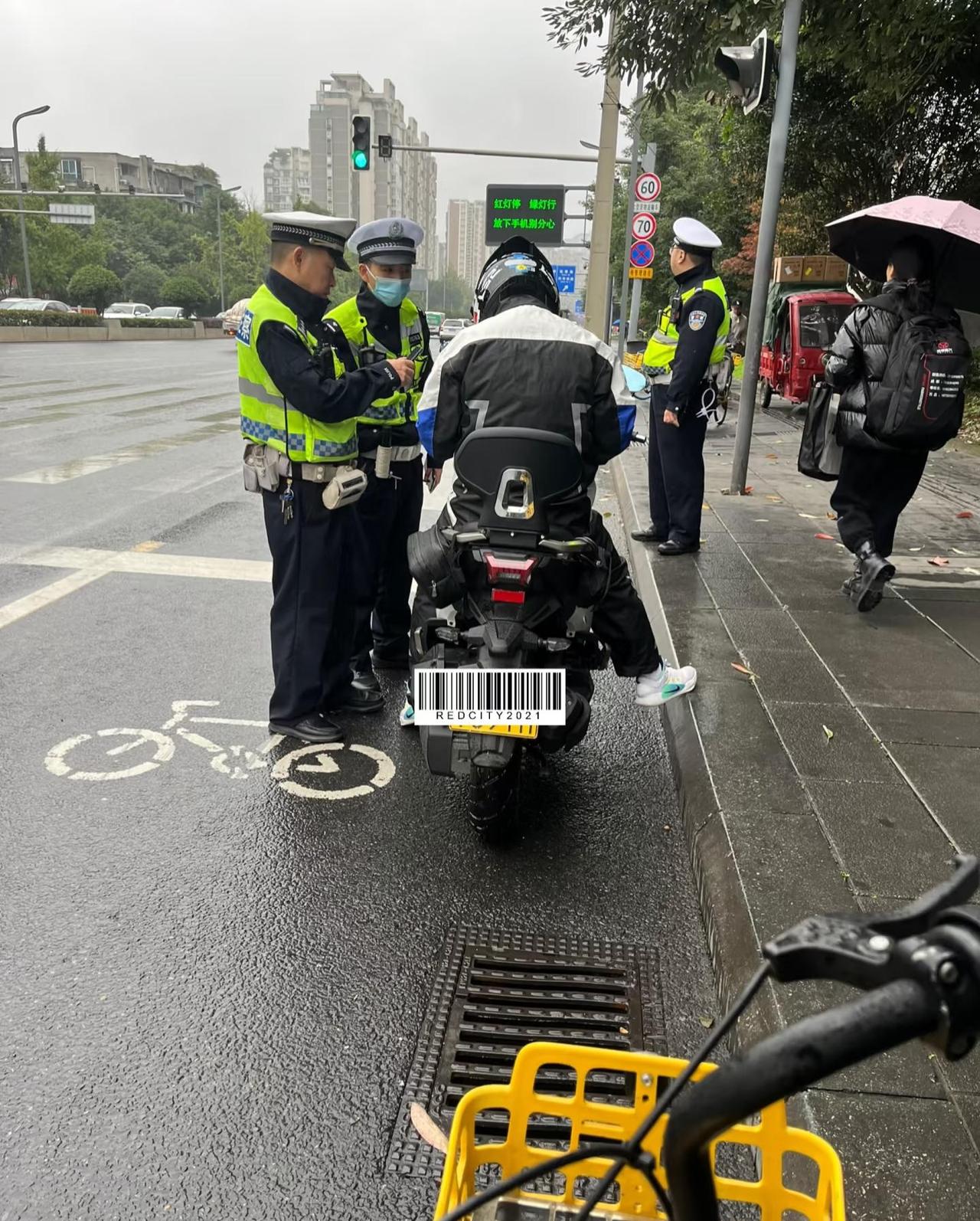 我的坐骑已“冬眠”，只因街头有“天敌”
天气转凉不想骑，路上也会遇天敌交警 成都