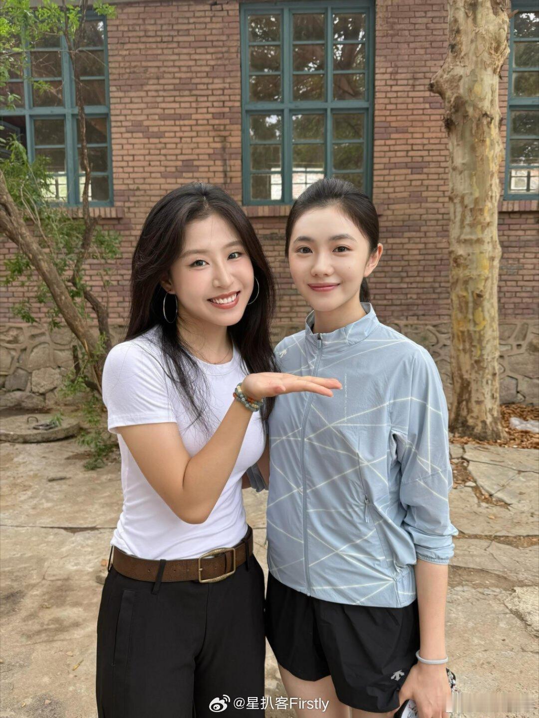 短发刘浩存刘浩存的短发在合照里发光！电视剧《主角》杀青，期待忆秦娥的心情已经藏不