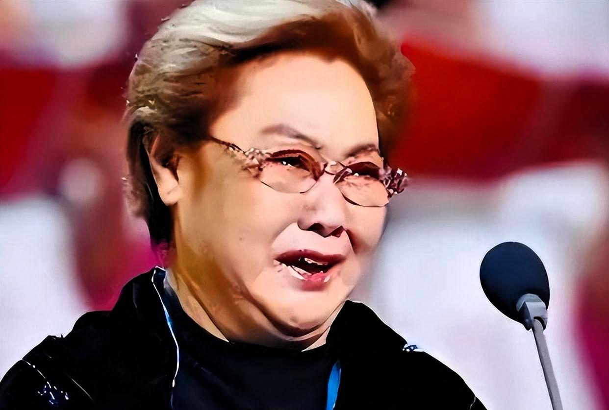 庄则栋作为世乒赛三连冠得主、乒乓外交关键人物，一生大起大落。他晚年病重，2013