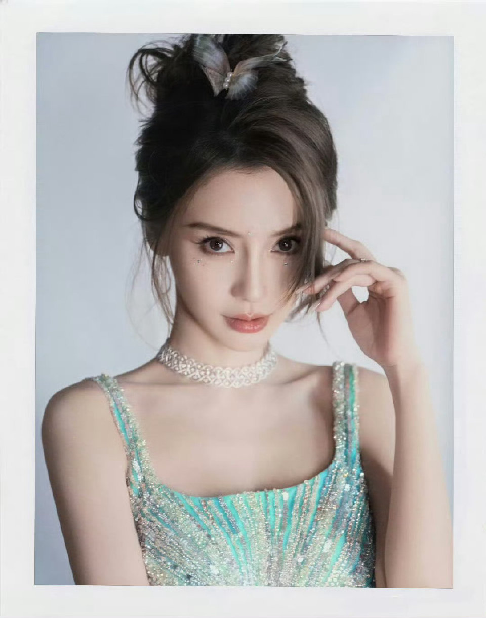 我觉得目前第四张还没出现 目前是angelababy、张凌赫、鞠婧祎 ​​​