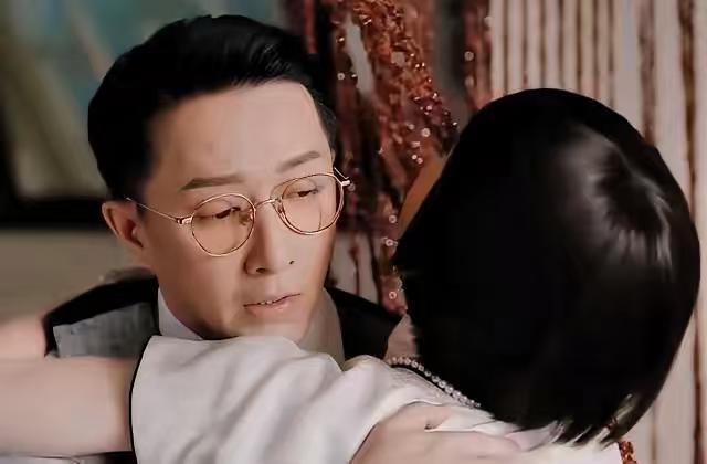 1956年，顾维钧趁妻子黄蕙兰睡着，偷偷溜进严幼韵的房间。这时他万万没想到，黄蕙