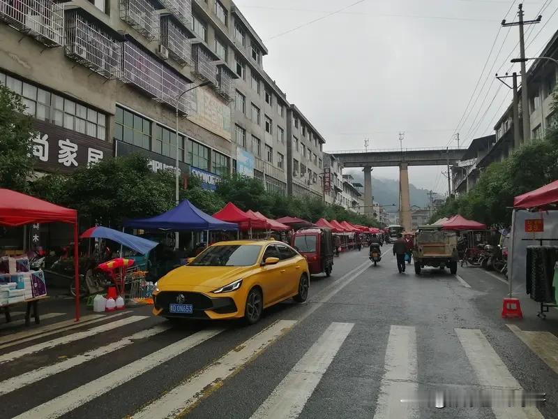 昨天晚上不知不觉喝了半斤白酒，自己本来以为只是一小盅一小盅的倒酒，但是喝到动情处