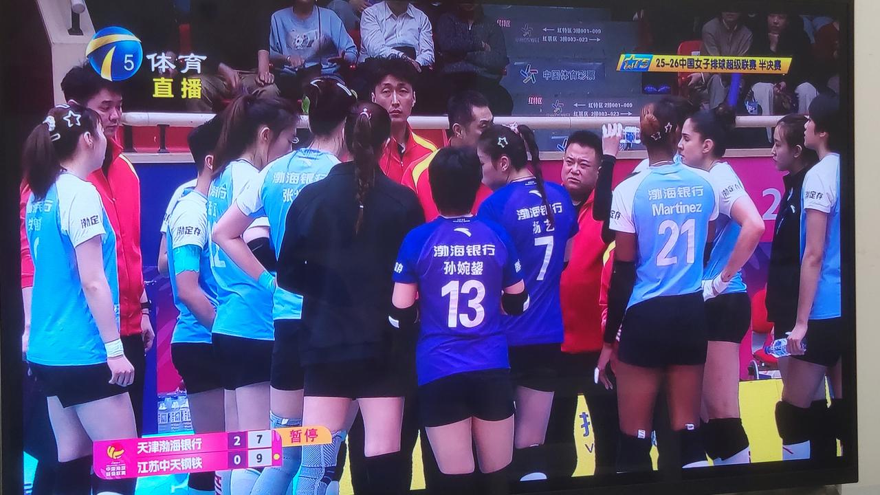 巴西娜塔莉亚的后排进攻真厉害啊！娜塔莉亚后排进攻一扣一个准！吴梦洁的后排进攻也是