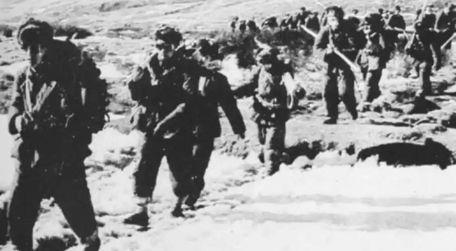 1952年藏区，18军军部的饭点刚开，一个战士突然冲进来，他推开警卫员，一把掀翻