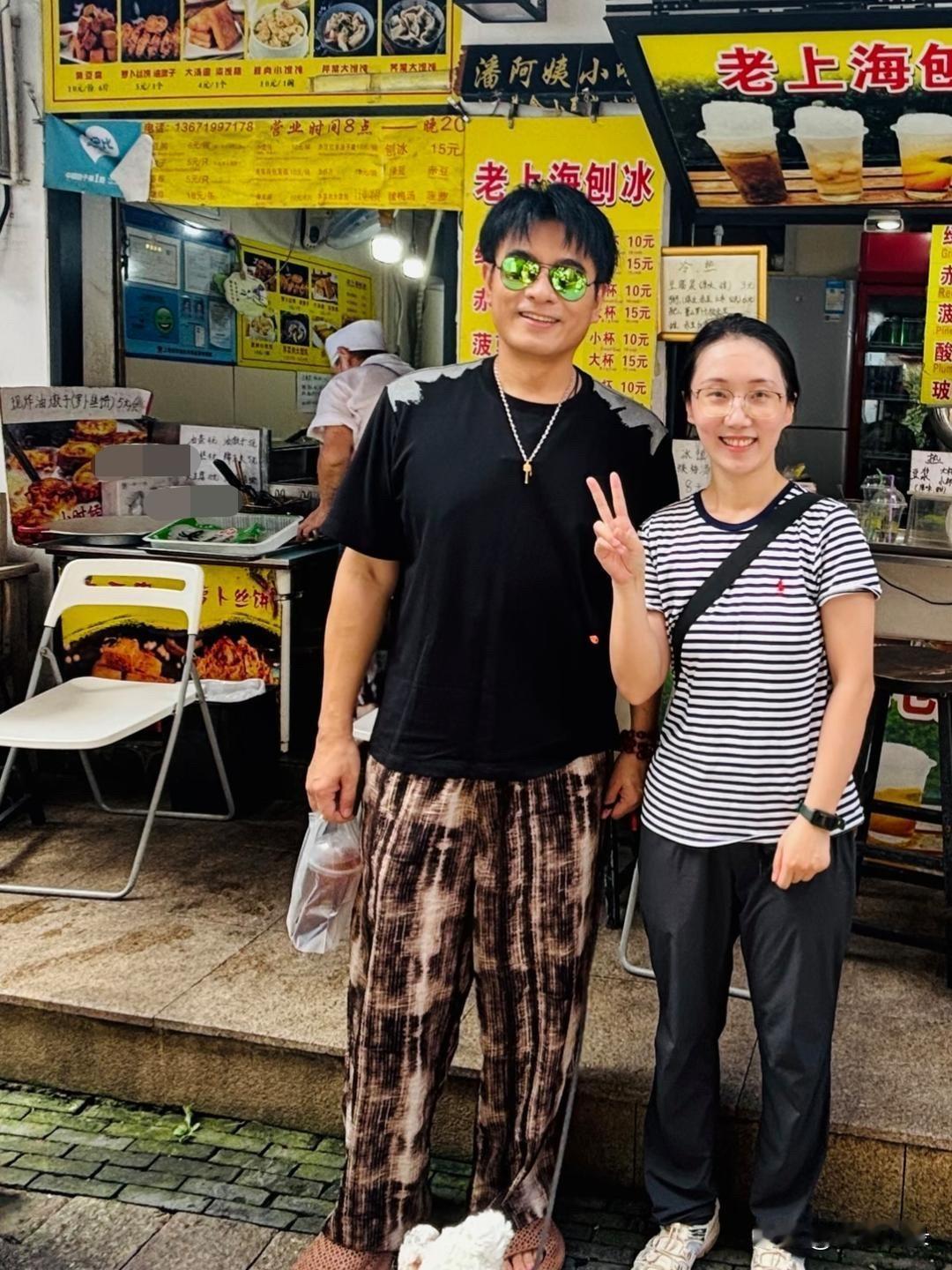 50岁陈龙在上海一间糖水铺被偶遇，他穿着拖鞋，穿衣打扮时尚又随性，身材胖了不少，