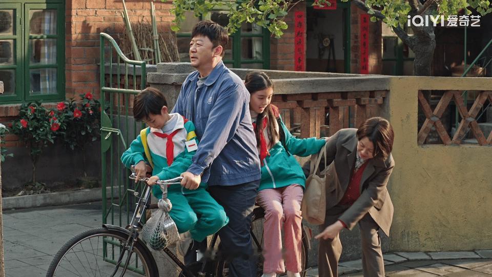 国产剧终于有了不扫兴的爹 齐时想要去普通学校读书，齐爱华就一次次去找校长沟通争取