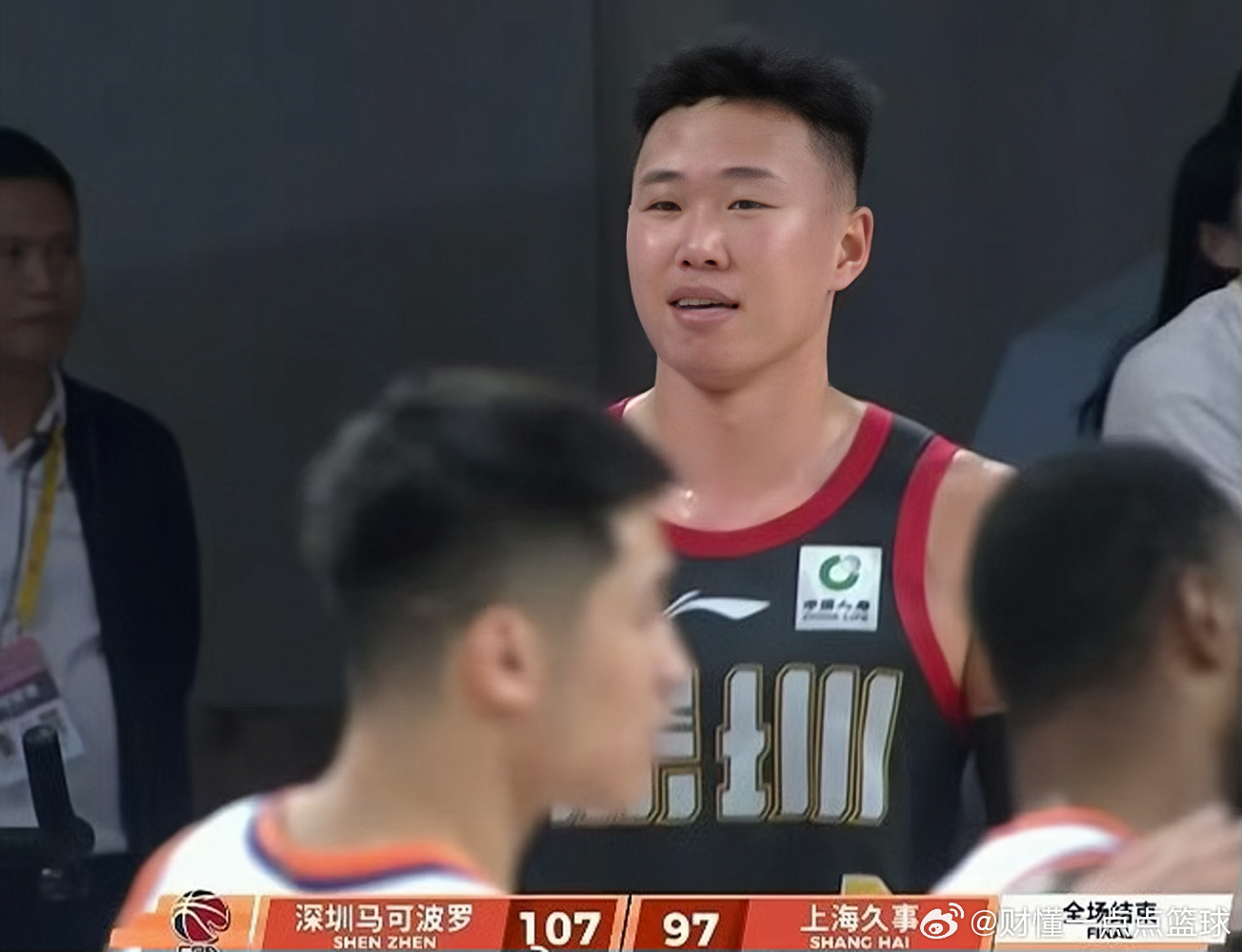 深圳男篮今晚有惊喜，107比97终结上海男篮9连胜！贺希宁今晚直面张镇麟，独得2