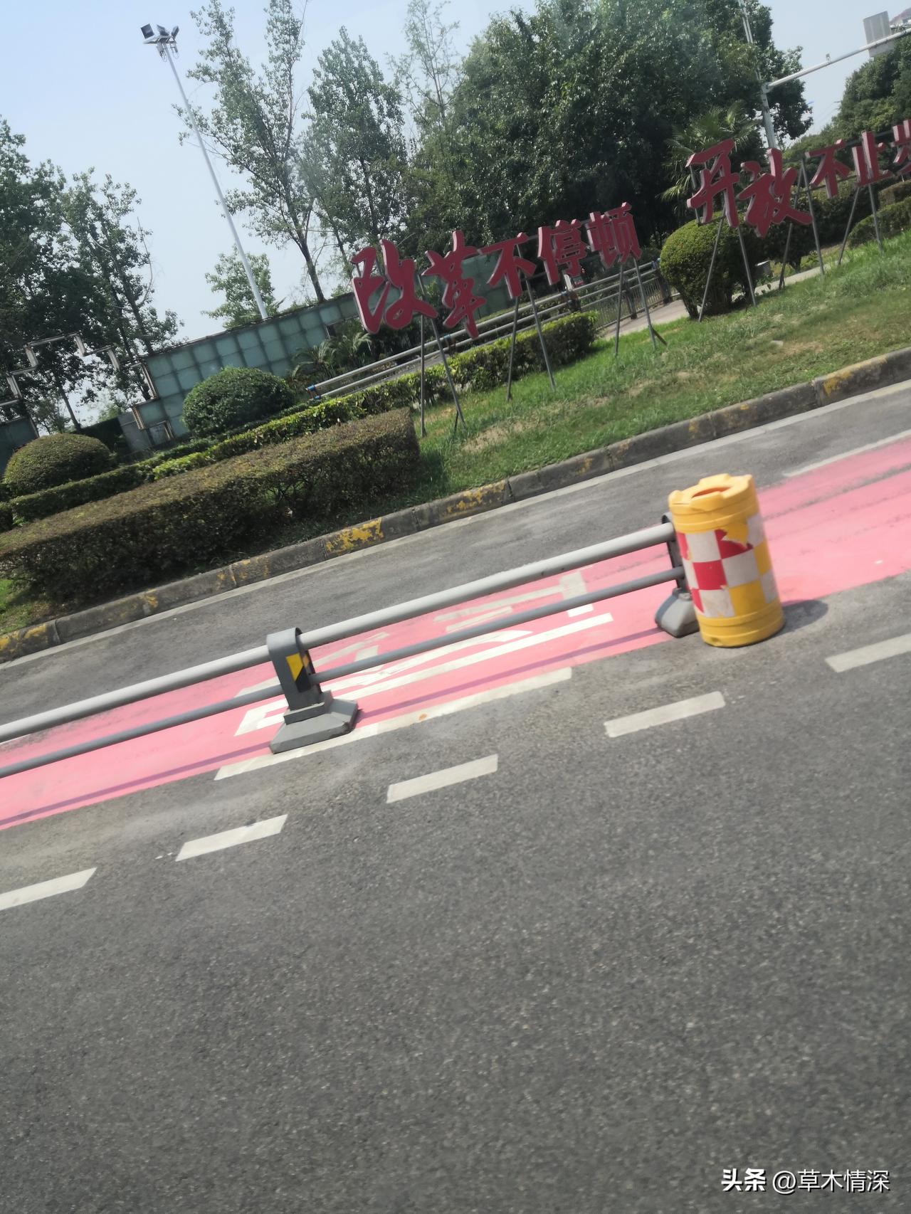 游泳池
夏日的来临
青白江城区北大附中后门，记得几年前在青白江的时候，经常看见小