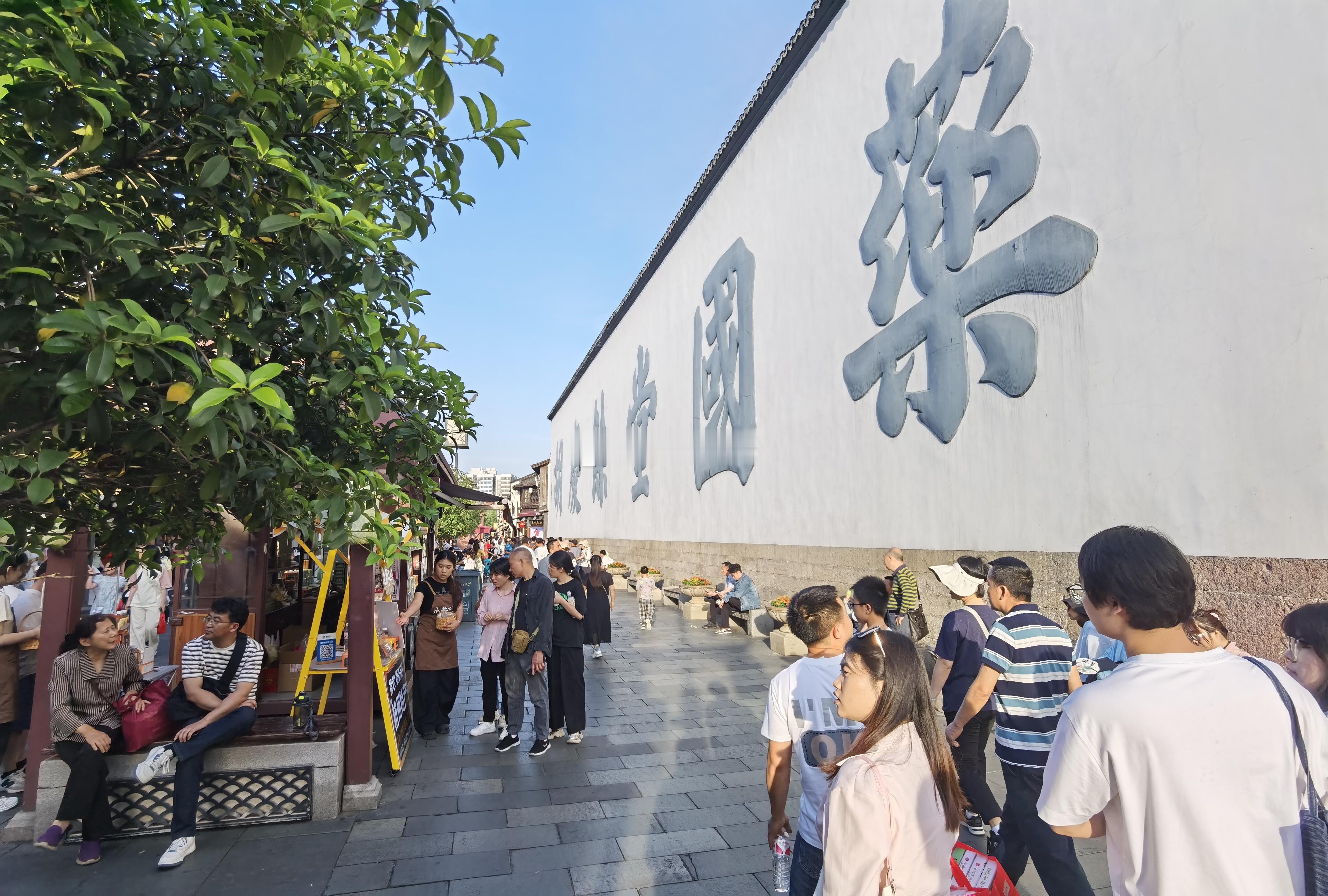 下得山来，“遭遇”人从众的清河坊。[允悲]清河坊其实没啥好逛的，跟全国其他历史街