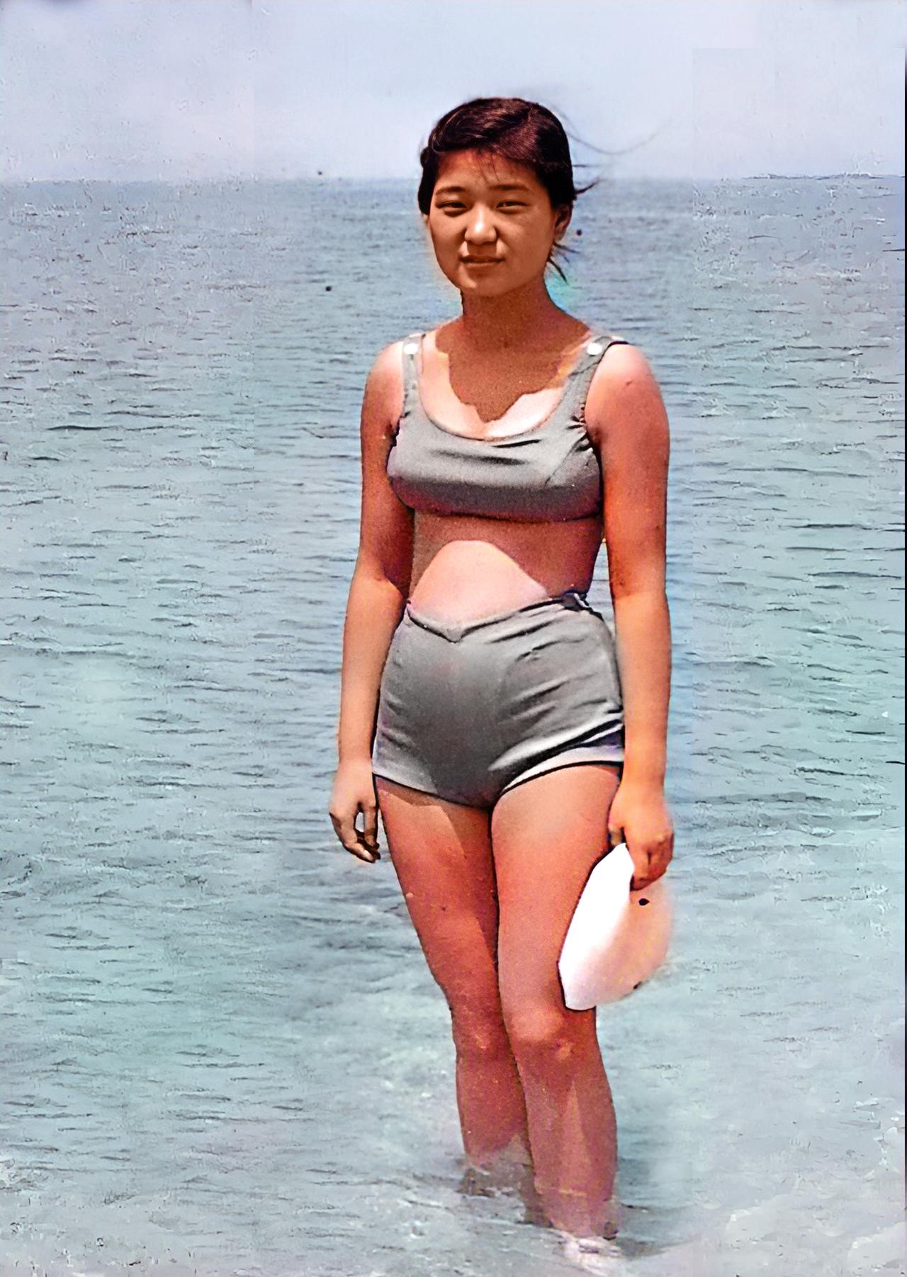 1967年，15岁的朴槿惠，还是一名初中学生，她身穿泳装手拿泳帽站在海水中。谁能