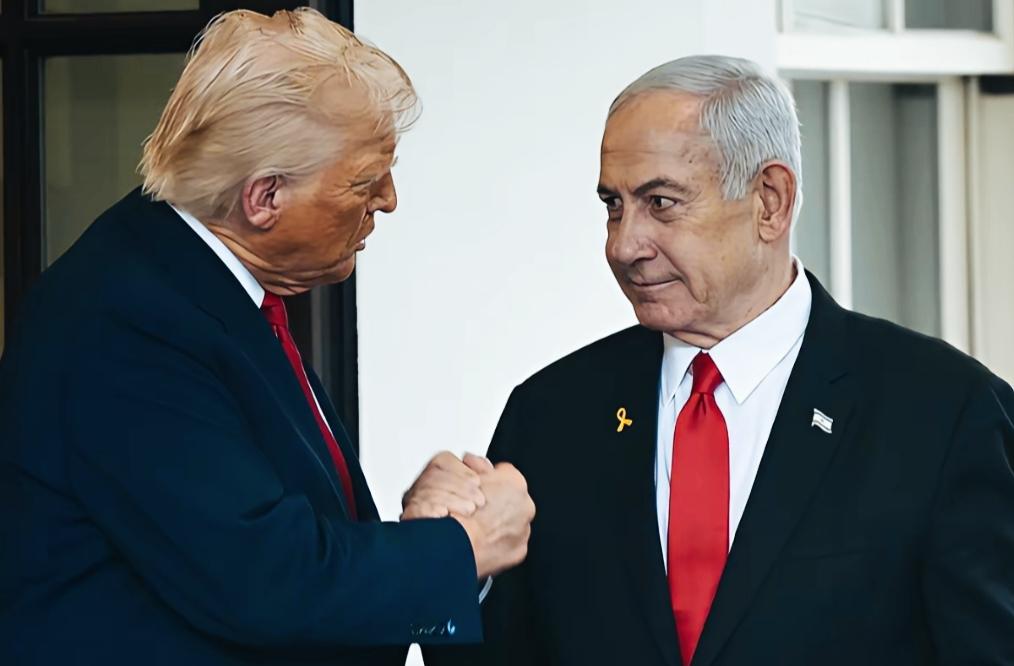 内塔尼亚胡看向特朗普的眼神很特别啊！
内塔尼亚胡这眼神是什么意思呢？
这眼神是想