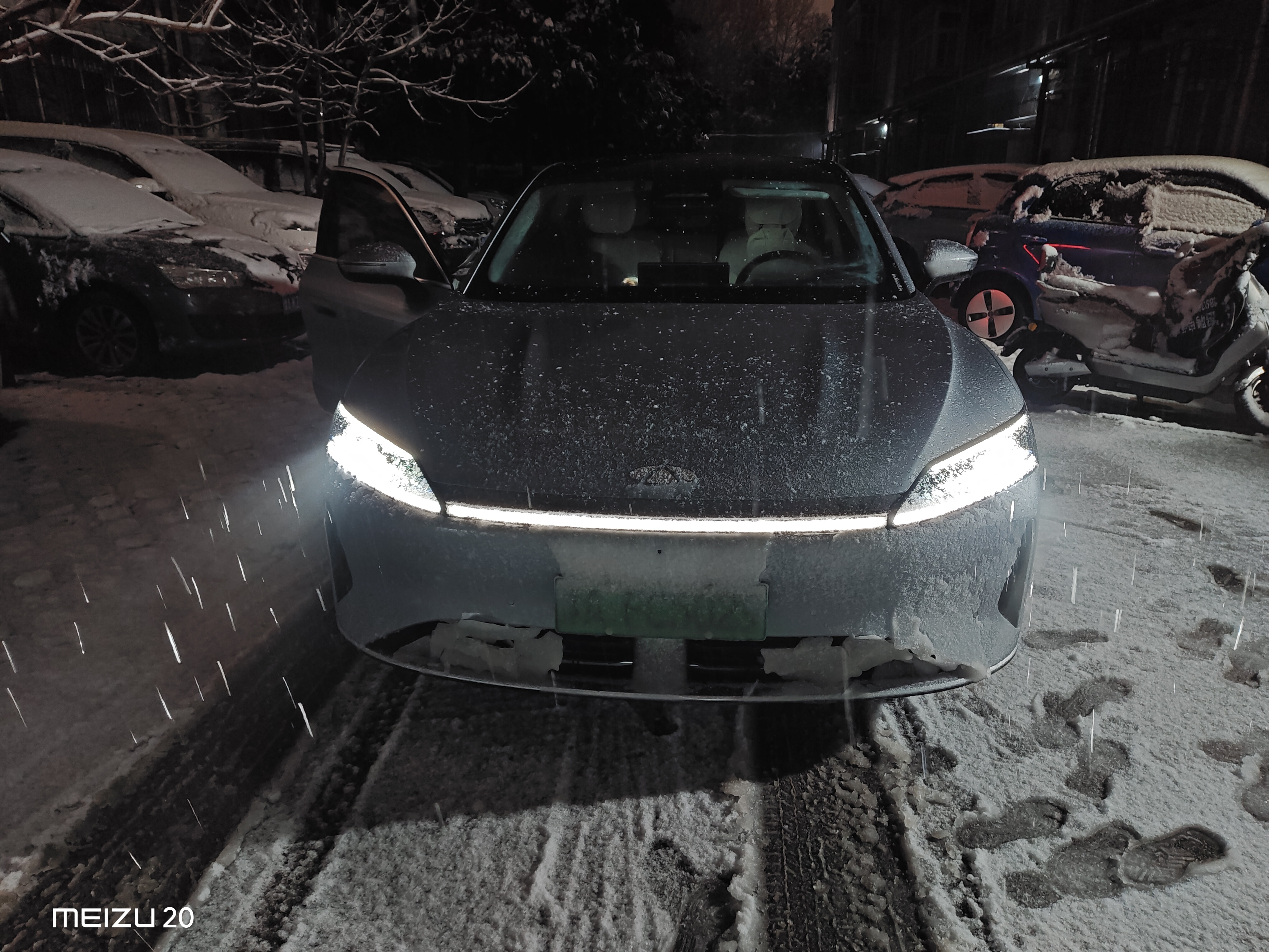 尴尬了，今天从胖东来回郑州，到小区门口发现识别不了门禁，才发现车牌已经被雪给糊严