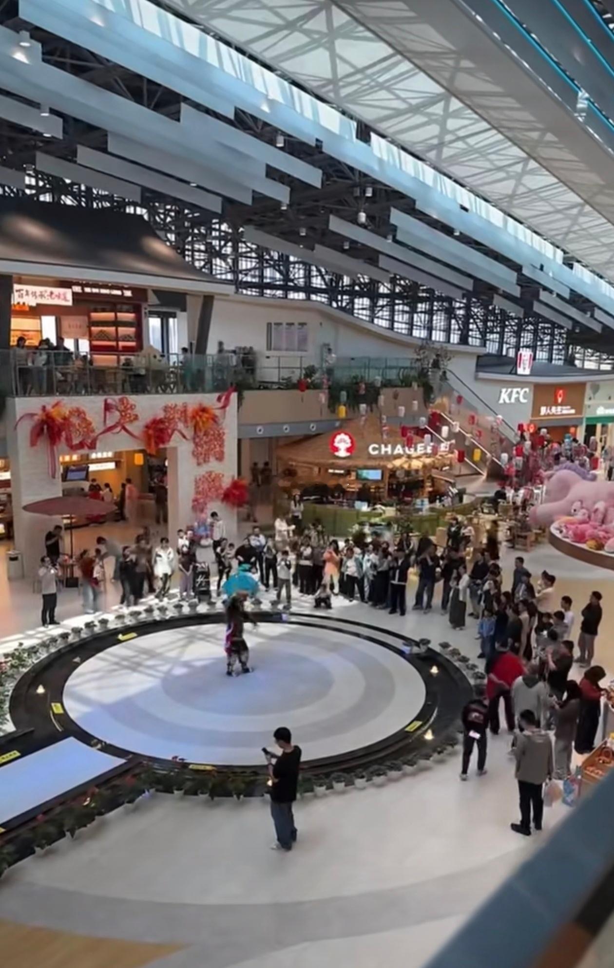 浙江桐庐县的高速公路服务站，不但造的像个购物中心，而且还能看表演！