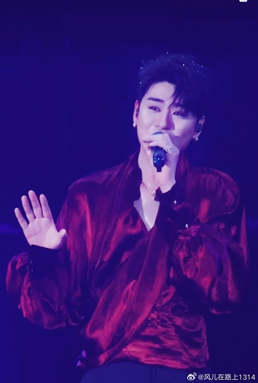 张云雷张云雷歌曲守夜人张云雷南京演唱会曲目 用情长和爱语铺垫时光，愿走过岁月，赴
