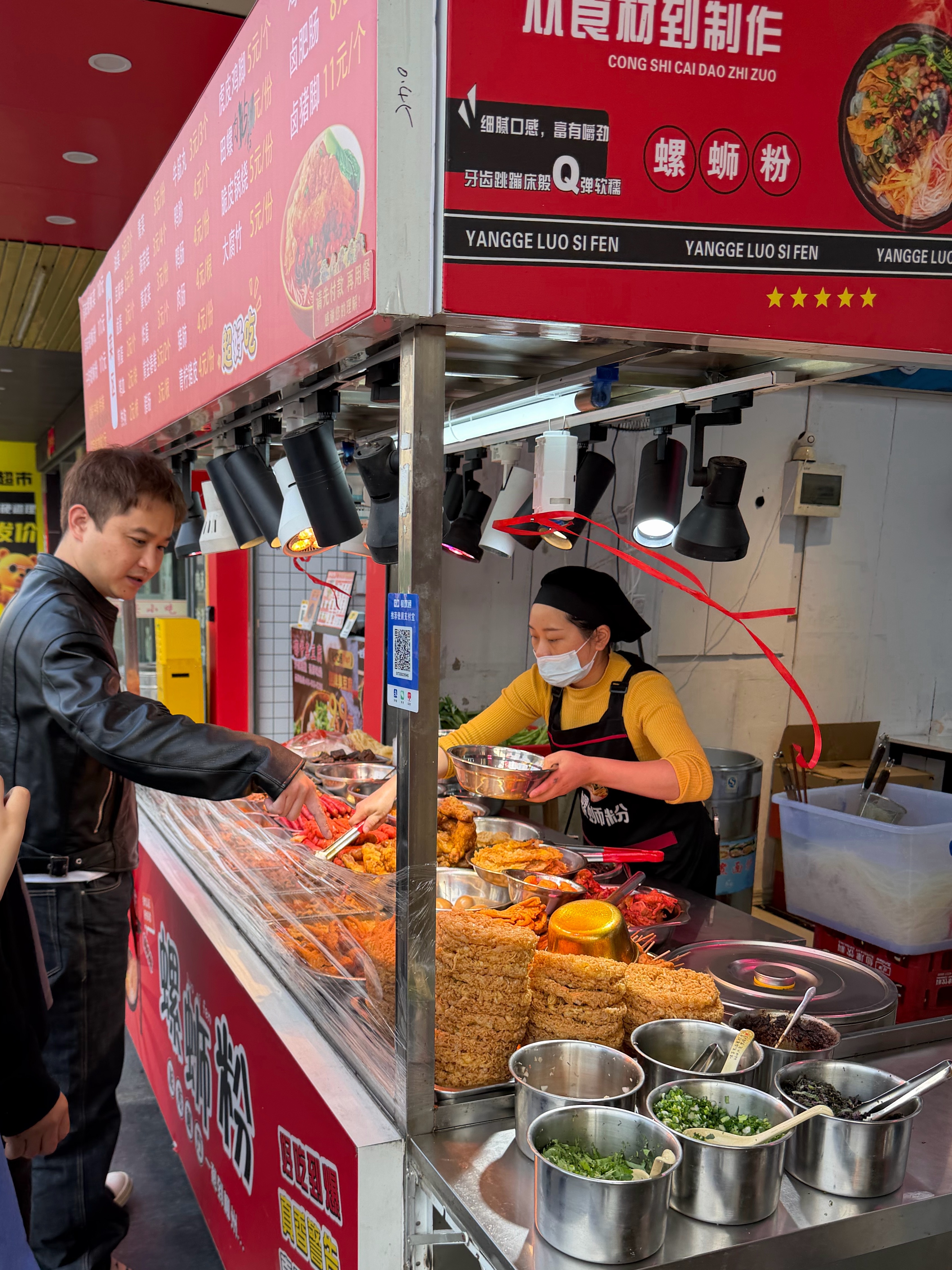 在公司有一个和你聊的来的，还能陪你吃螺蛳粉的，真的很幸福 