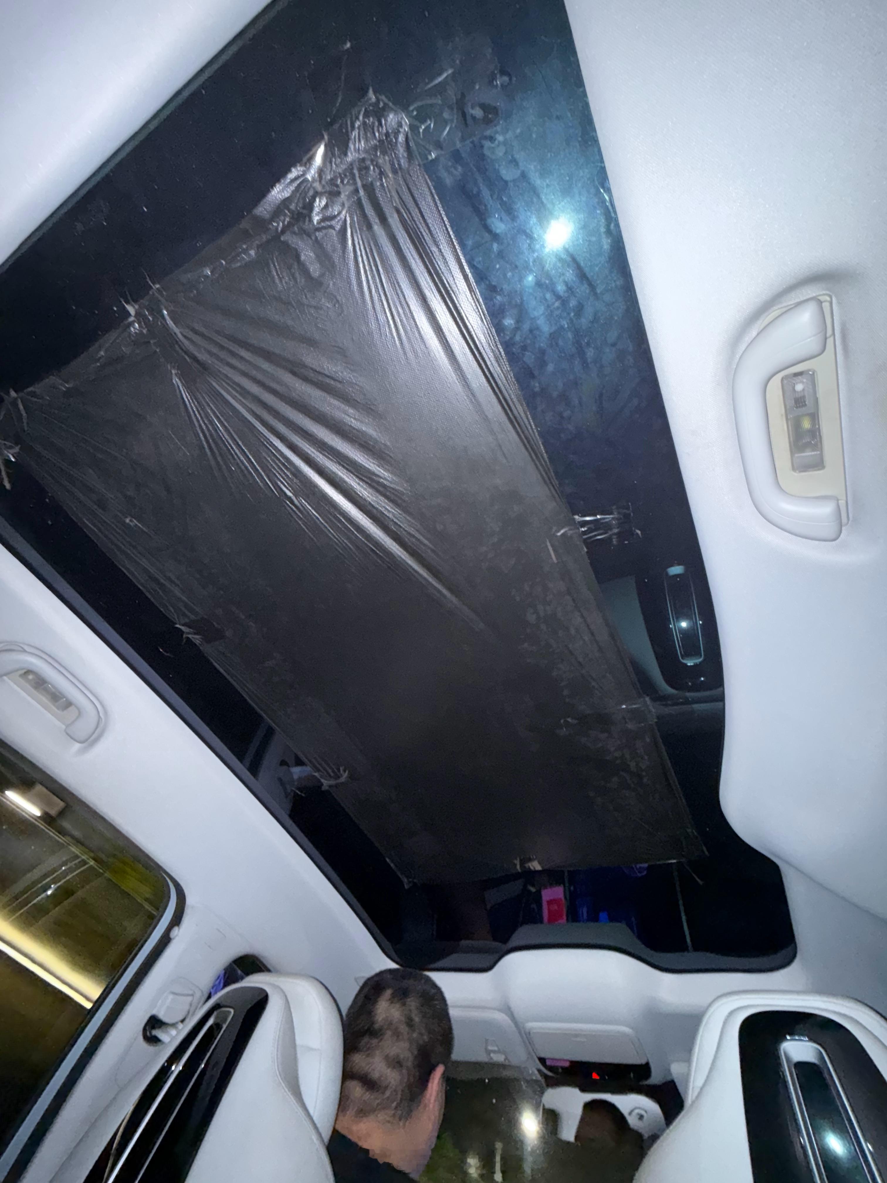 打了一辆车，车主用超大垃圾袋贴在了全景天窗上用来遮阳，我问车主这大天窗不好么？车