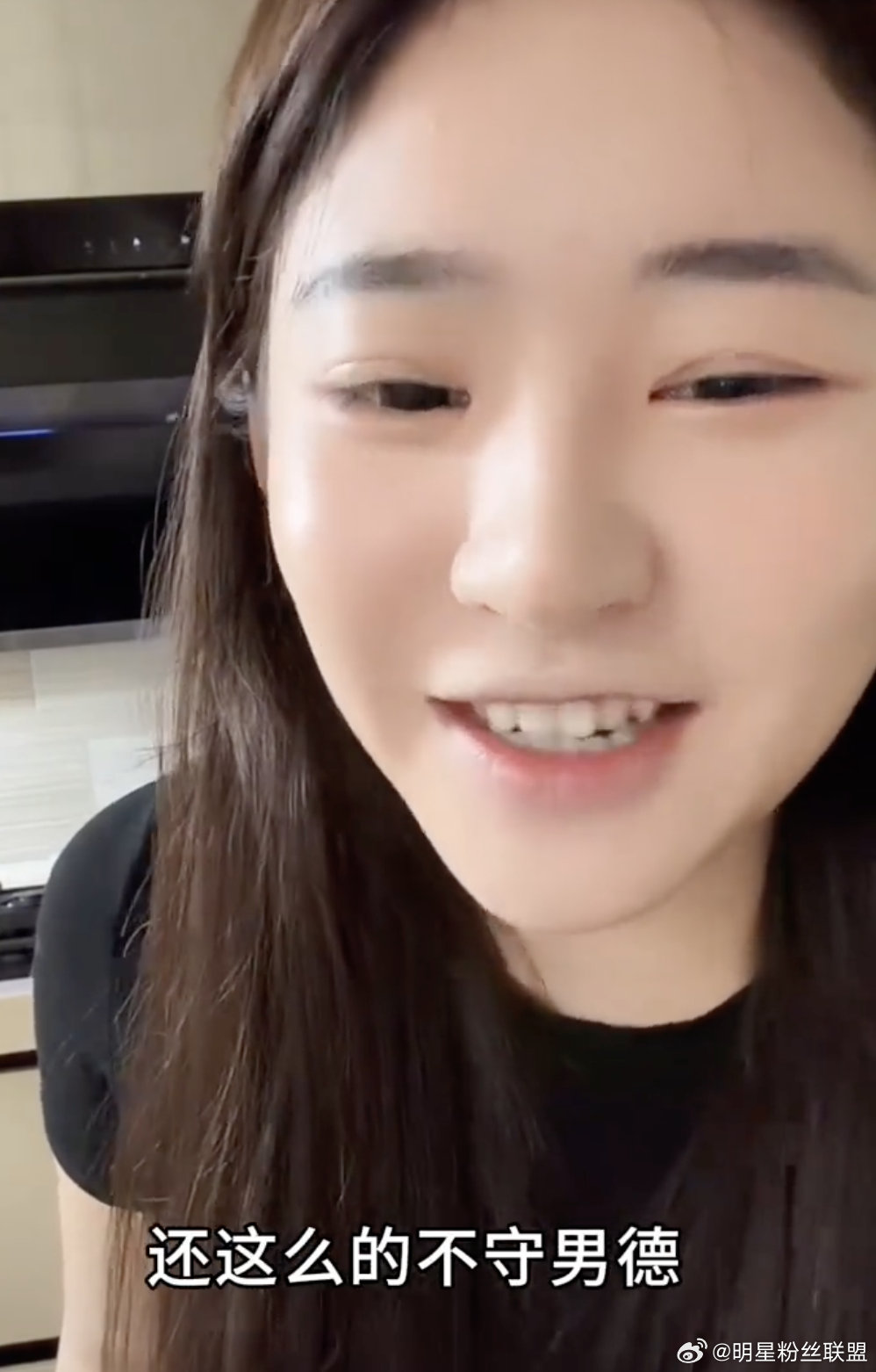 黄一鸣自曝被 40 岁男人搭讪飞机密闭空间偶遇陌生人搭话，全程热情闲聊不停，临近