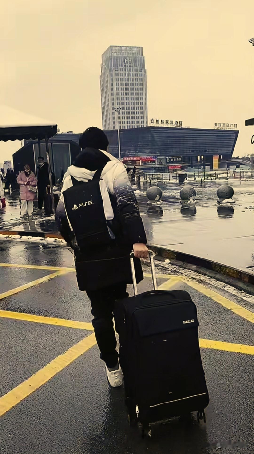 正月初六返程：一边是逃离，一边是牵挂
 
正月初六，又到了一年一度的返程高峰。