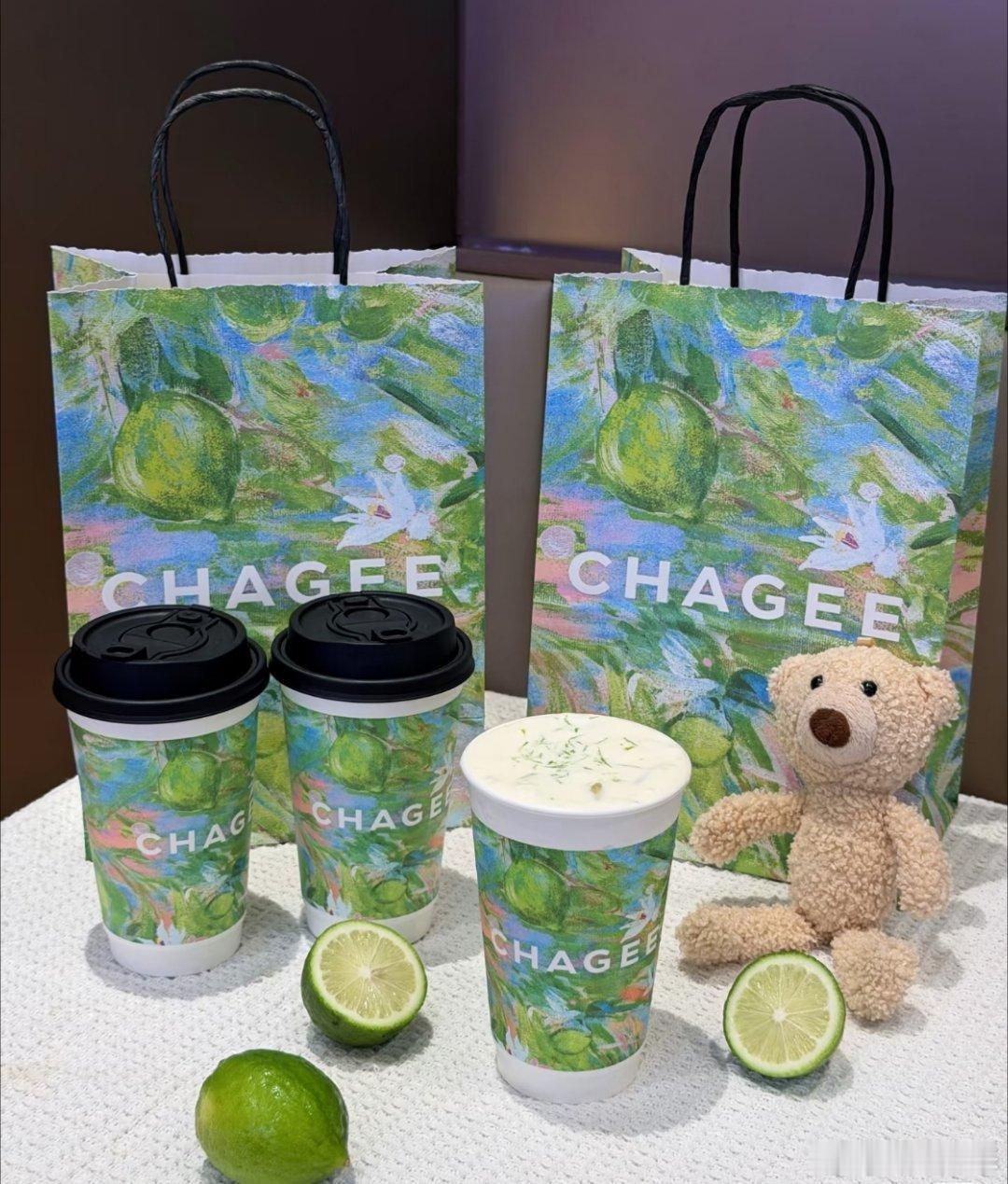 霸王茶姬 暑气消散，茶香就位🧊冰块碰撞，茶汤入喉，所有疲惫都被一杯好茶化解。生