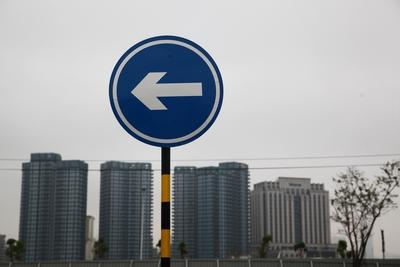 在这个繁忙的城市里，房市的每一次波动都像是一场没有硝烟的战斗。12月的上海楼市，