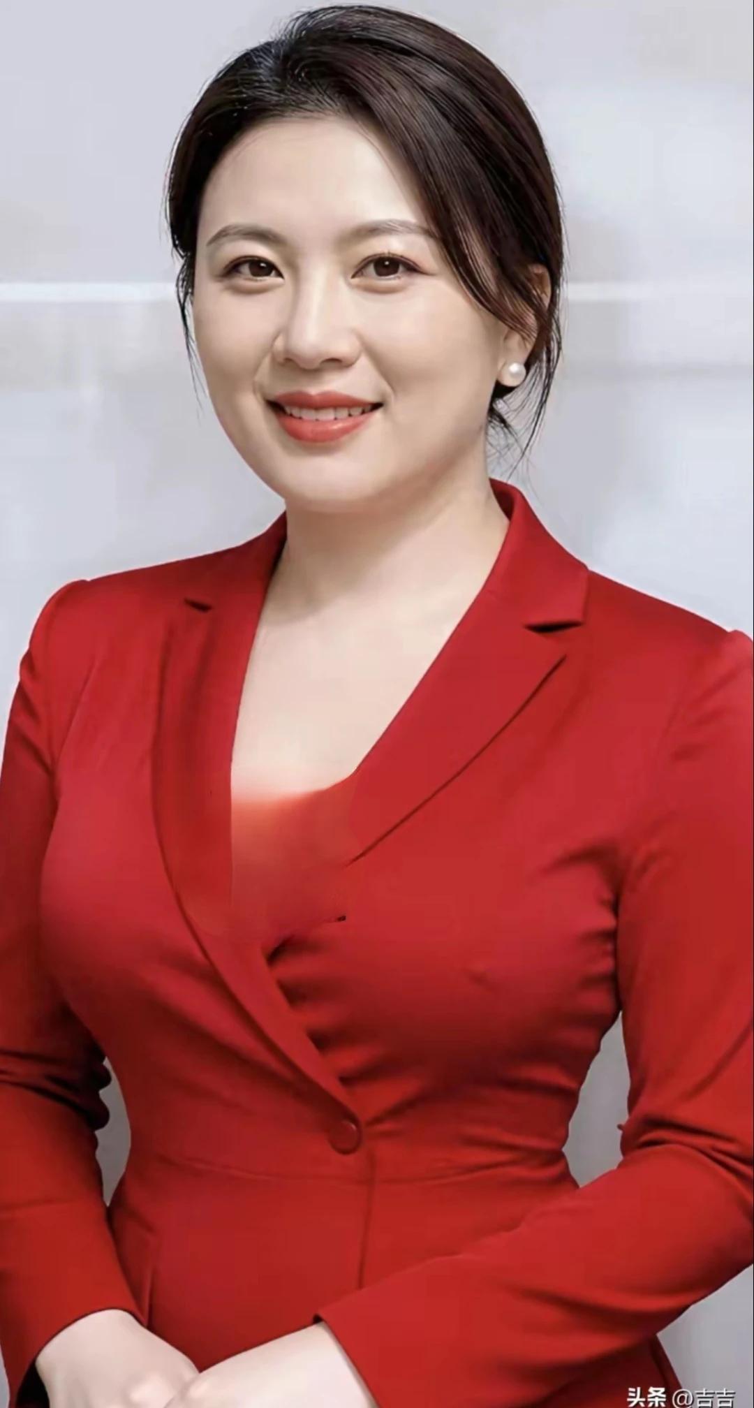 丰收岁月村村洋溢千般喜；
五谷丰登户户喜悦满心欢！
对仗工整，尽显丰收时节的热闹