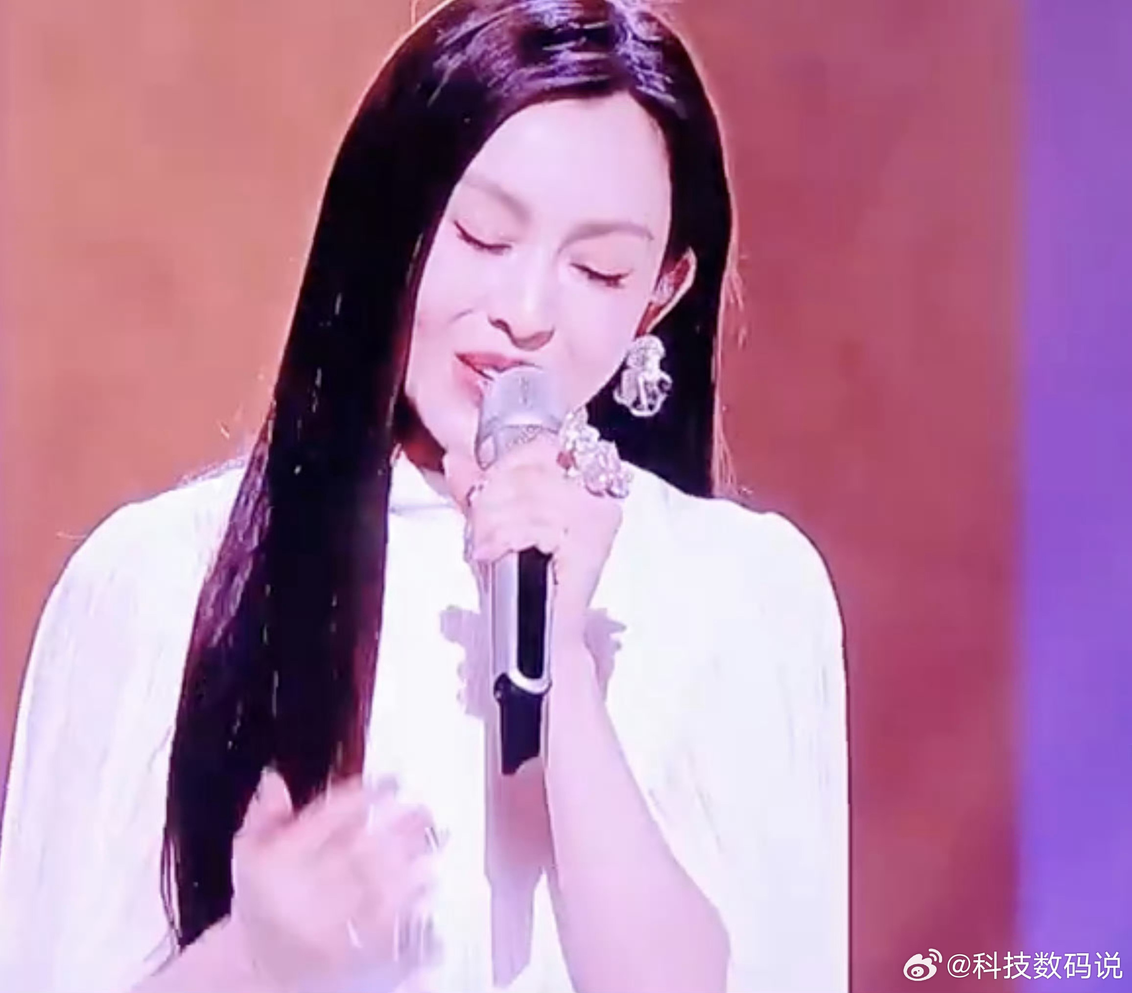 范玮琪太紧张了我都服了，一个歌手，面对一众业余的，你紧张个啥？就这么没自信吗？上