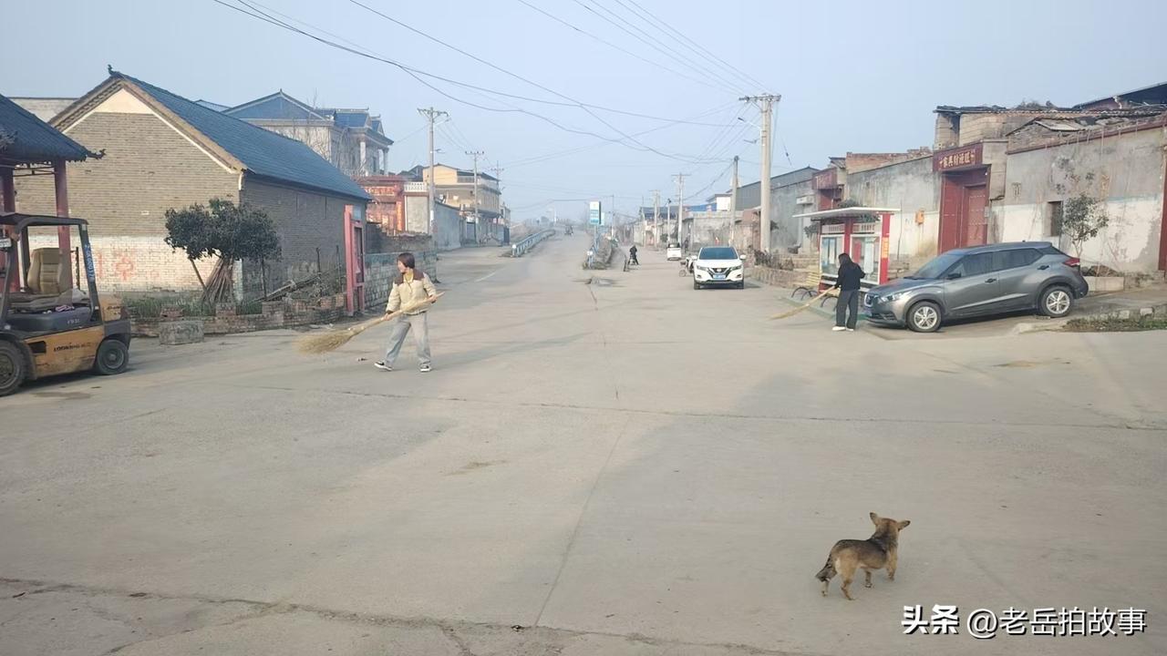 清明节前，老李去坟上给父母烧纸祭祖，他掏出塑料袋子里的一沓沓冥币看了一眼，不由的