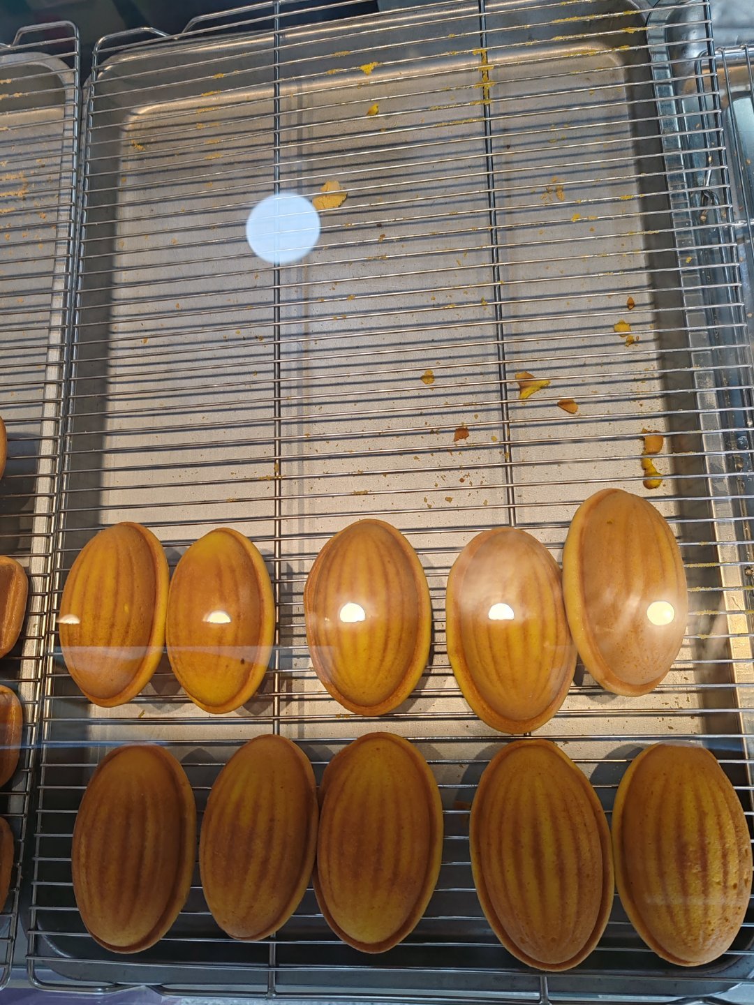 平时吃蜂蜜切片蛋糕，今天临时改变主意，吃个加宽版本的胖蛋糕。胖乎乎的蛋糕比瘦子蛋