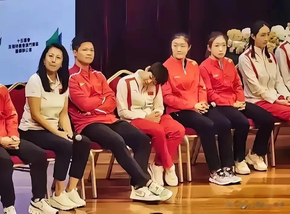 就想问问拍这张照片的摄影师，你安好心了吗，是存心故意不好好拍吗？把照片中的人脸都